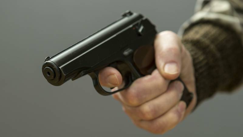 В Москве ученик взял у отца травматическое оружие и выстрелил из него в школе