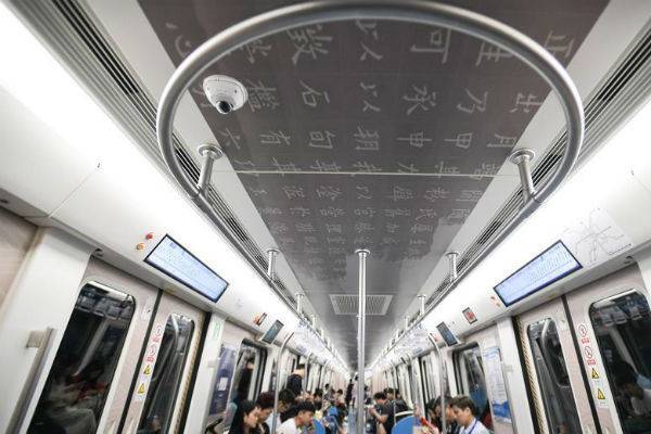 Китайцам со следующего года запретят есть и пить в метро