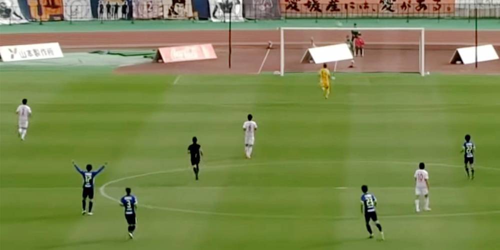 Футболисты японского клуба дважды забили со своей половины поля за 90 секунд