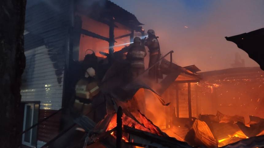 Крупный пожар разгорелся в административном здании в поселке Бурятии — видео