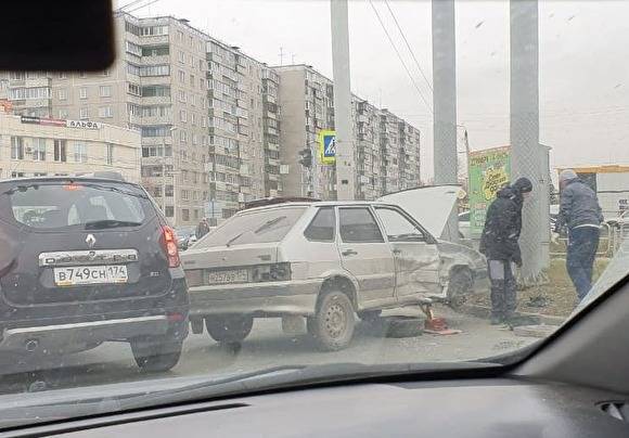В Челябинске на оживленном перекрестке произошло лобовое ДТП, есть пострадавшие
