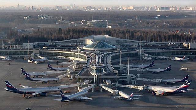 Вылетавший из Москвы самолет развернули из-за пьяного дебошира