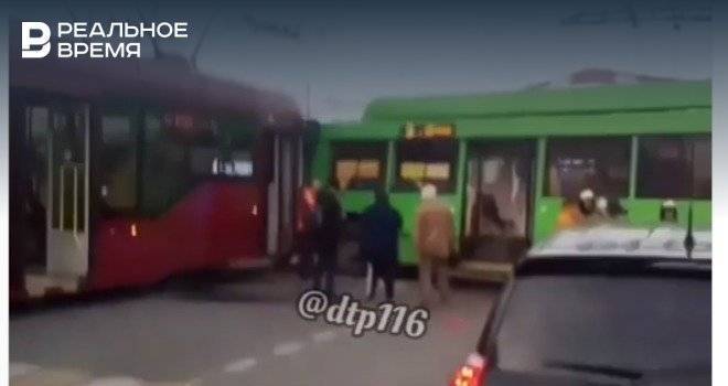 В результате столкновения трамвая и троллейбуса в Казани пострадали восемь человек