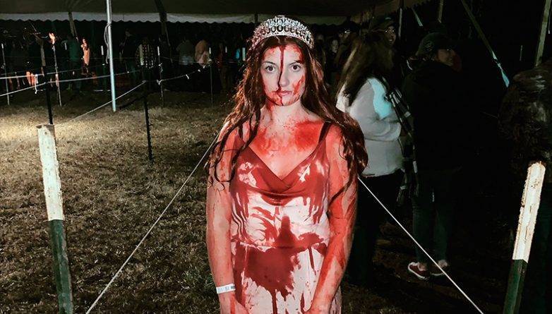 Мисс Хэллоуин-2019: Студентка попала в аварию в костюме из «Кэрри» — и парамедики решили, что она мертва