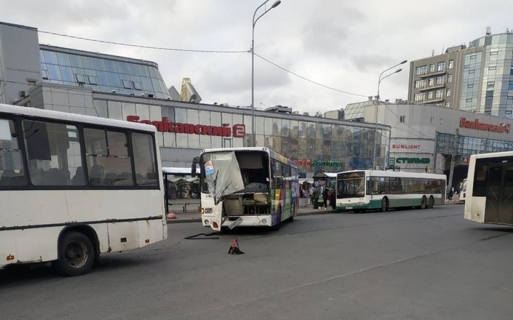 На Балканской площади маршрутка оставила автобус без «лица»