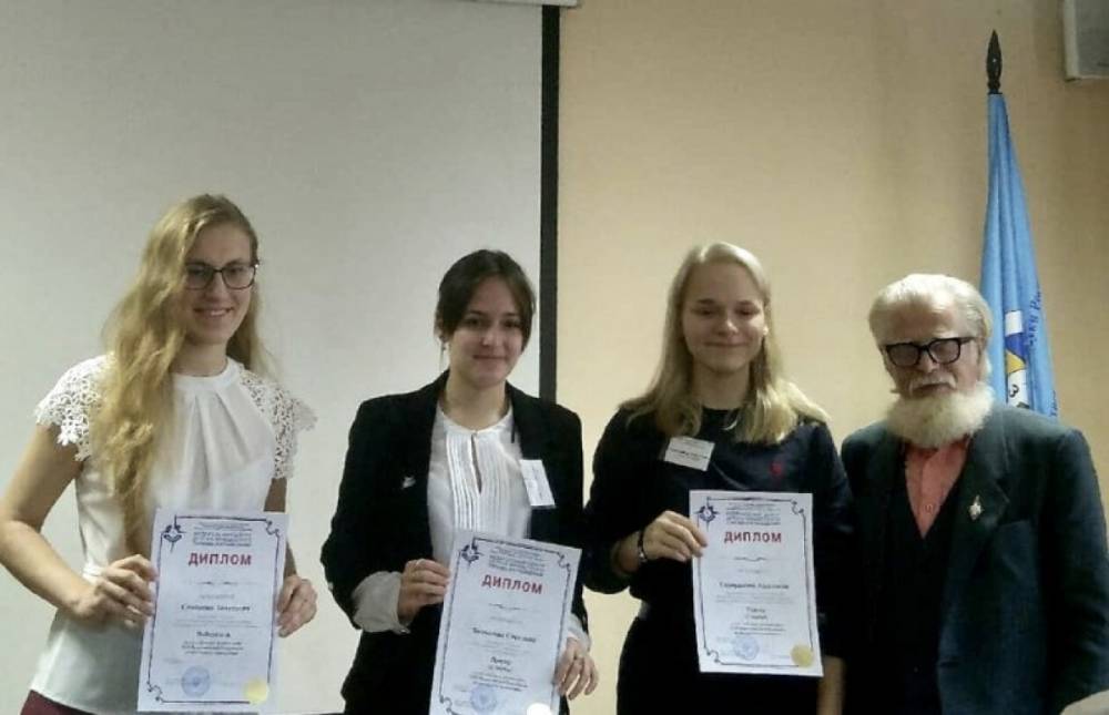 Псковские школьницы победили во всероссийской олимпиаде по краеведению