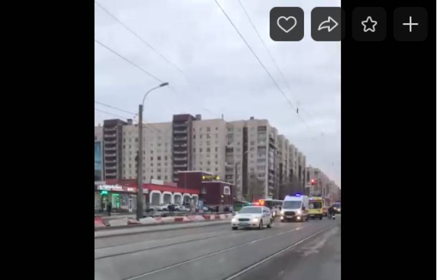На Шлиссельбургском встали трамваи из-за сбитого человека на путях
