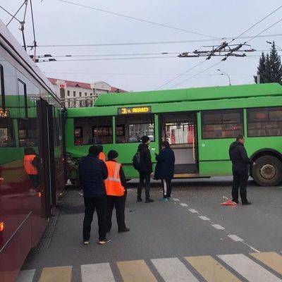 8 человек пострадали в результате столкновения трамвая и троллейбуса в центре Казани