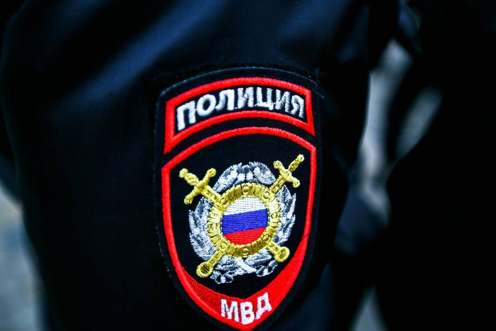 В Новосибирске полицейский сфотографировал сотрудников ФСБ и МВД с преступниками. На него завели два уголовных дела