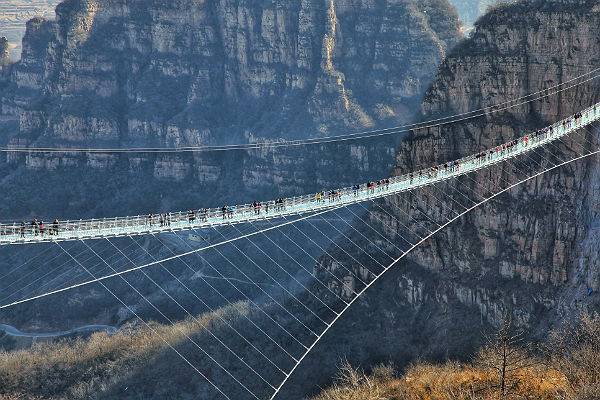 В Китае закрыли популярные стеклянные мосты