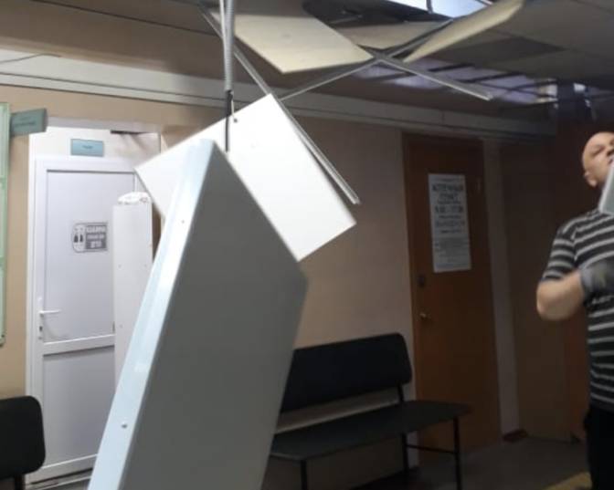 Фото с места обрушения потолка в поликлинике на Сахалине