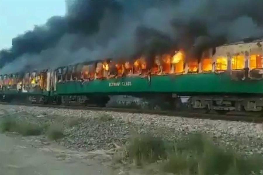 При пожаре в поезде в Пакистане погибли 62 человека
