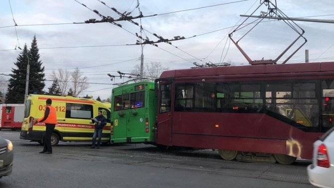 В Казани 7 человек порезались в результате столкновения трамвая и троллейбуса