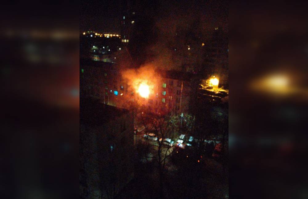 Среди ночи на Варшавской улице загорелась квартира