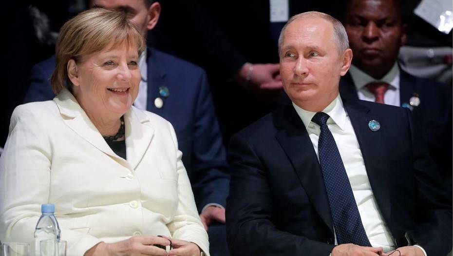 Путин и Меркель обсудили по телефону транзит российского газа через Украину
