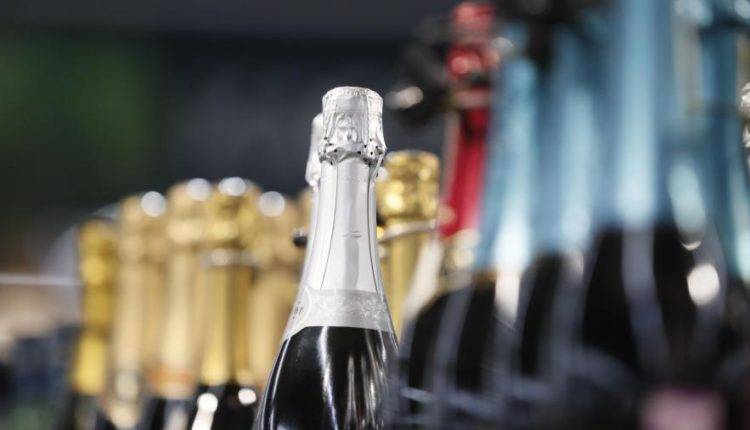Эксперты спрогнозировали снижение стоимости шампанского перед Новым годом