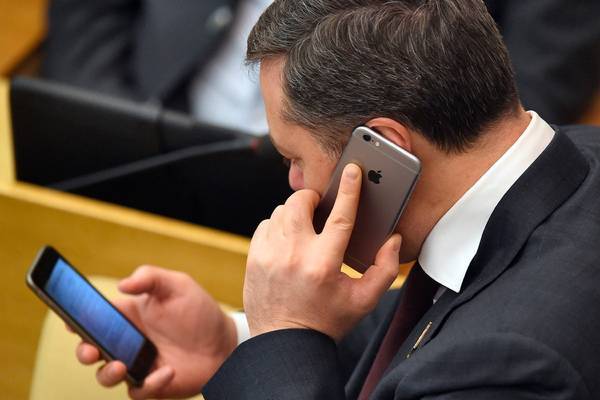 В Минфине предложили ограничить стоимость смартфонов для чиновников