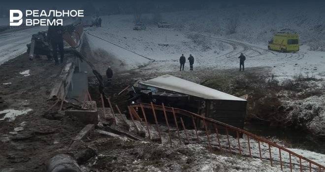 В Башкирии грузовик упал с моста