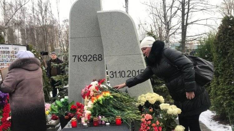 Родственники жертв авиакатастрофы над Синаем возложили цветы к памятнику в Петербурге