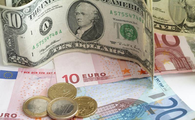 Курс валют на завтра: стало известна стоимость доллара и евро