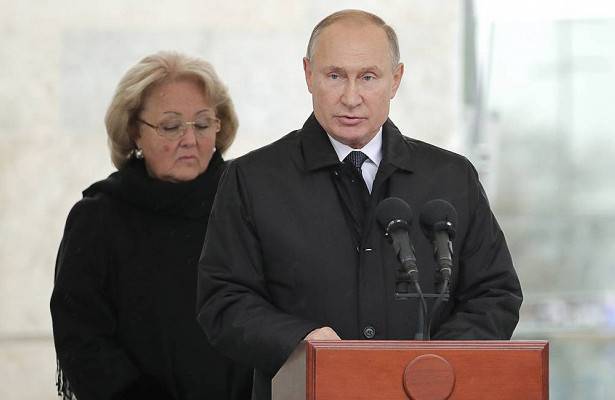 Путин открыл памятник Примакову у здания МИД в Москве