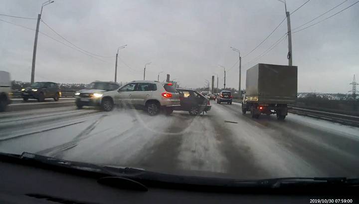 "Вообще лед голый!": заблокировавшая мост авария в Твери попала на видео