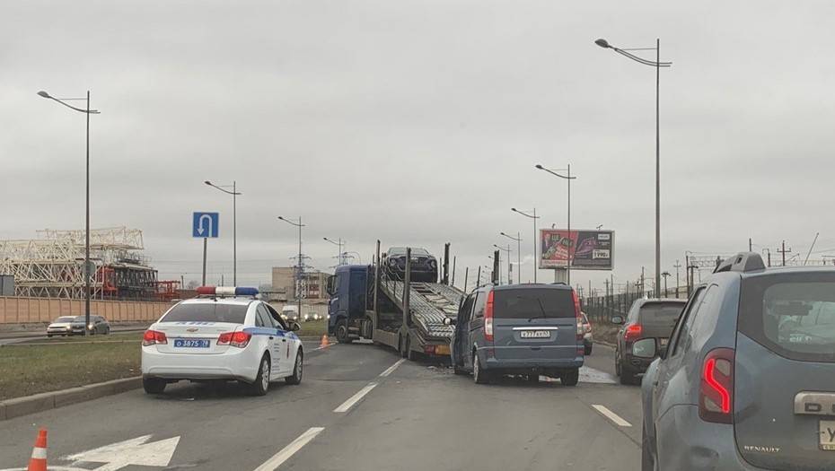 В аварии с грузовиком на Витебском проспекте тяжело пострадали двое