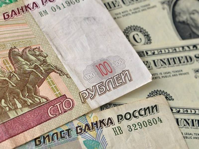 Рубль растёт к доллару и снижается к евро