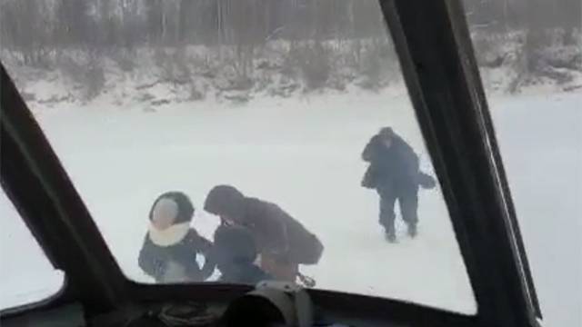 Видео: экипаж Ми-8 спас заблудившихся в якутской тайге путников