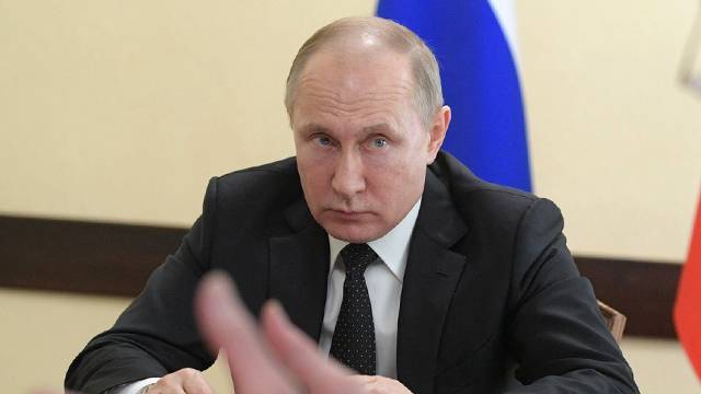 Путина возмутили попытки экономить деньги за счет зарплат санитарок