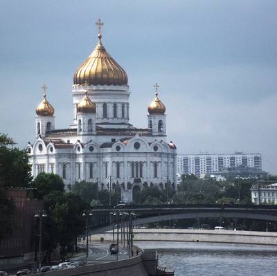 Мужчина прыгнул с моста в Москву-реку напротив Храма Христа Спасителя