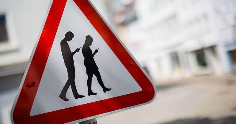 «Осторожно, люди со смартфонами»: новый дорожный знак