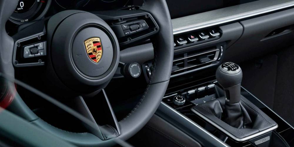 Новый Porsche 911 впервые получил механическую коробку