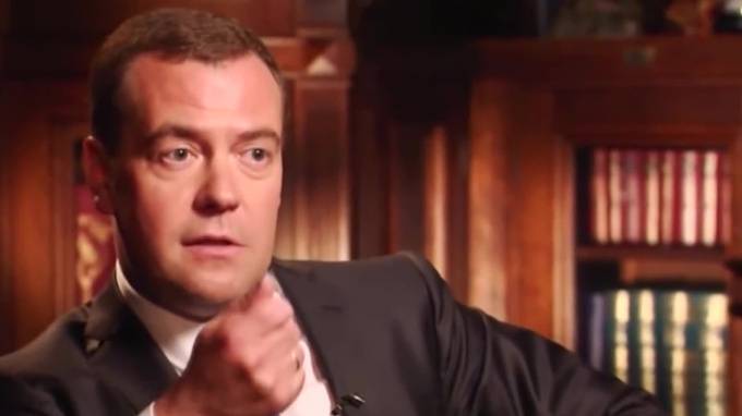 Медведев поручил доработать налоговый режим для самозанятого населения
