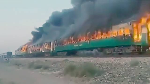 Число жертв пожара в поезде в Пакистане увеличилось до 73