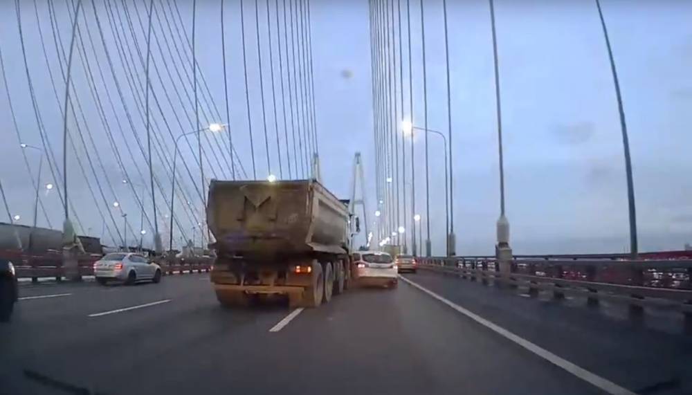 Появилось видео аварии на Вантовом мосту между КамАЗом и иномаркой
