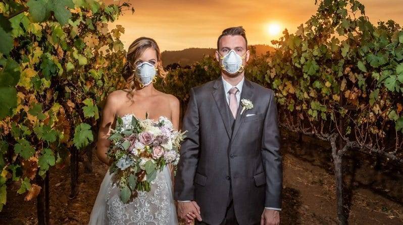 «Отражение нового времени»: молодожены позируют для свадебного фото в масках во время бушующего в округе пожара