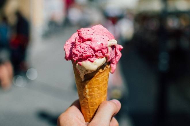 Роскачество рассказало, почему мороженое следует есть во время простуды