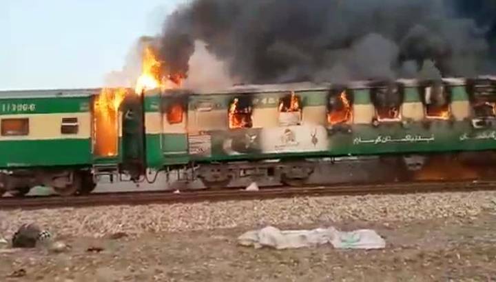 Пожар в поезде в Пакистане: погибших уже 62