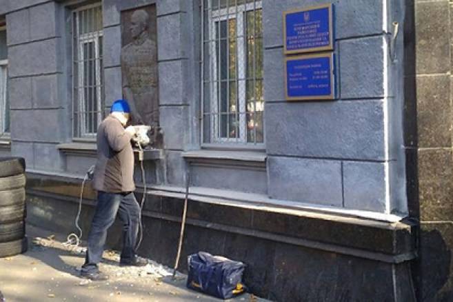 Негодяи снесли барельеф маршалу Победы в Одессе | Вести.UZ