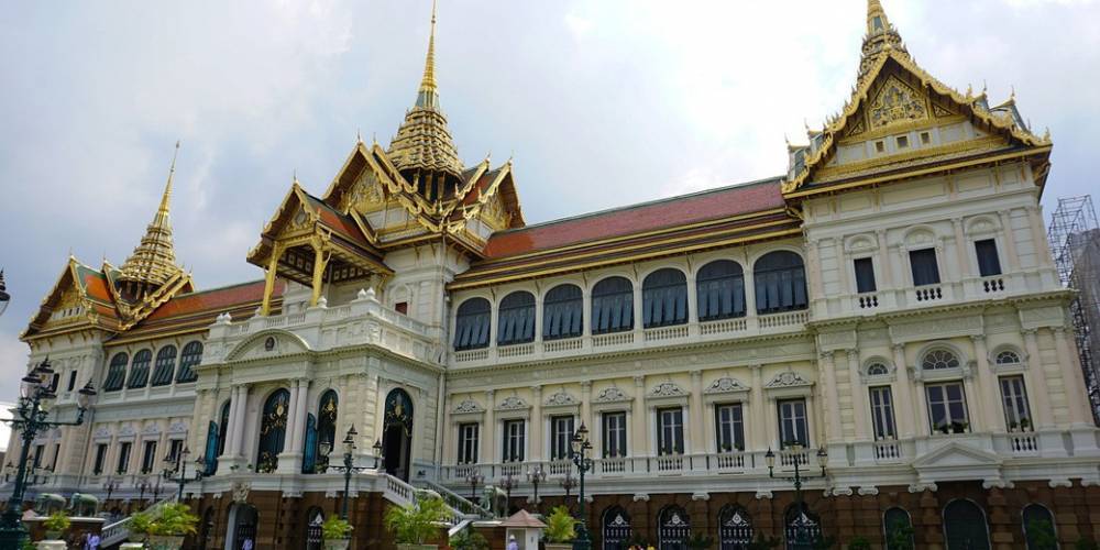 Король Таиланда отстранил двоих охранников за «разврат»