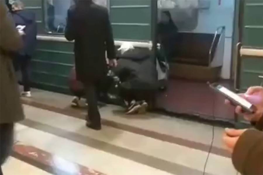 Пассажир выжил после падения под поезд на станции метро "Маяковская"