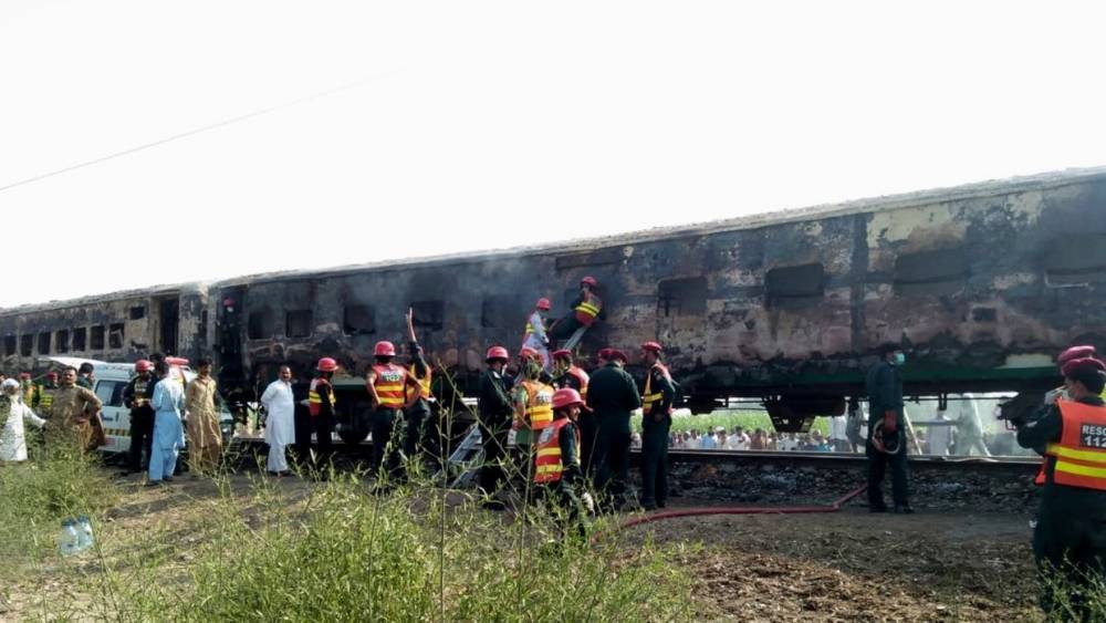 Более 60 человек погибли при пожаре в поезде в Пакистане
