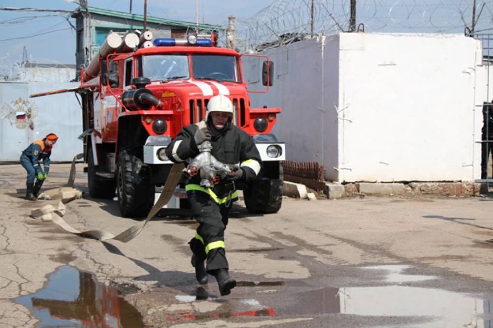 Восемь пожарных потушили огонь в административном здании в Гатчине