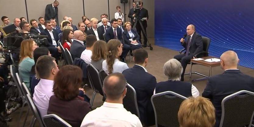 Путин проводит встречу с общественниками Калининградской области