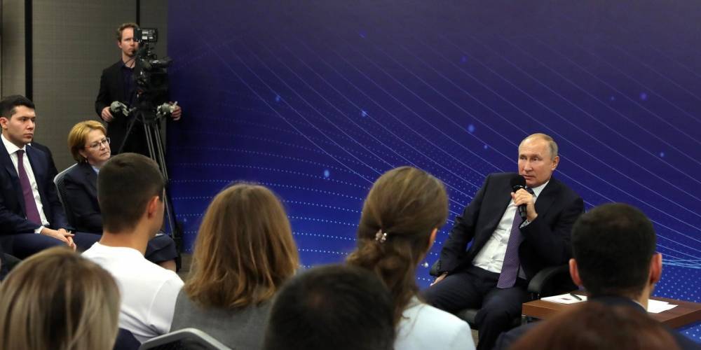 Путин обсудил с общественниками меры по увеличению мест в школах