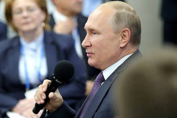 Путин призвал губернаторов и мэров не «плакаться» на тяжелую жизнь