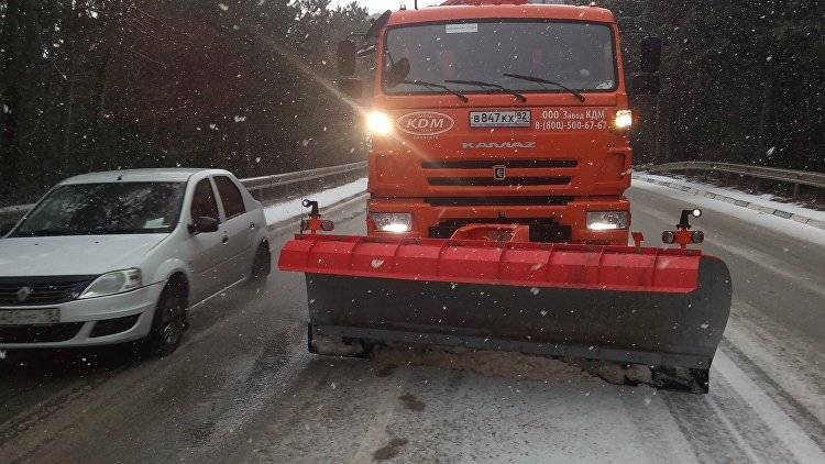 Дорожные службы Крыма начали работать круглосуточно из-за снега