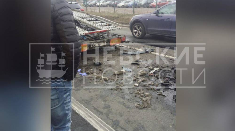 В аварии с автовозом на перекрестке Витебского и Рощинской в Петербурге пострадали двое