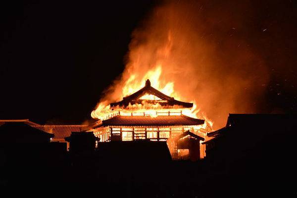 В Японии дотла сгорел средневековый замок из списка ЮНЕСКО